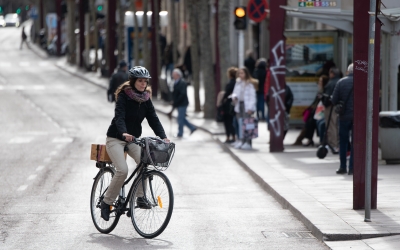 Una ciclista a l'eix central | Roger Benet